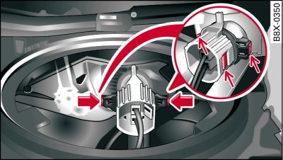 Bulb housing: Removing bulb for turn signal